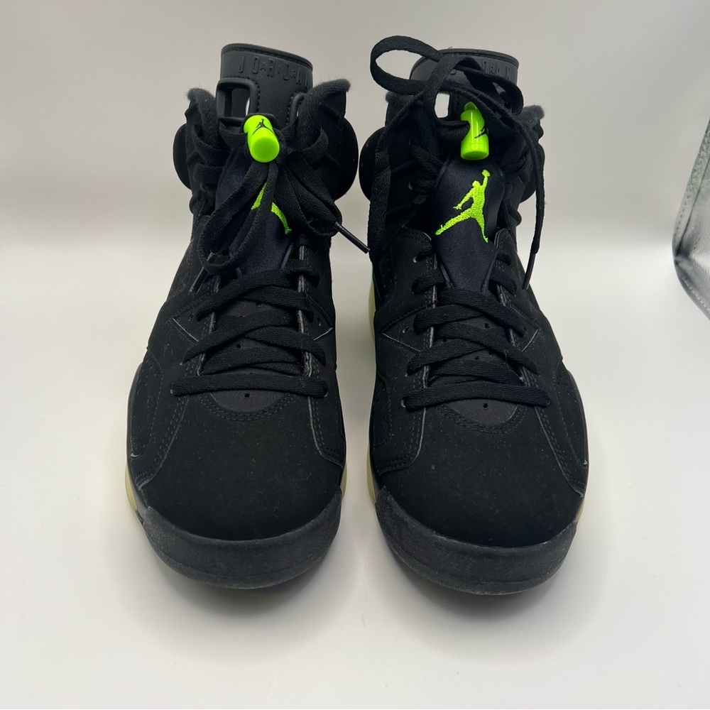 Air Jordan 6 Retro Sneaker - Picture 3 of 8